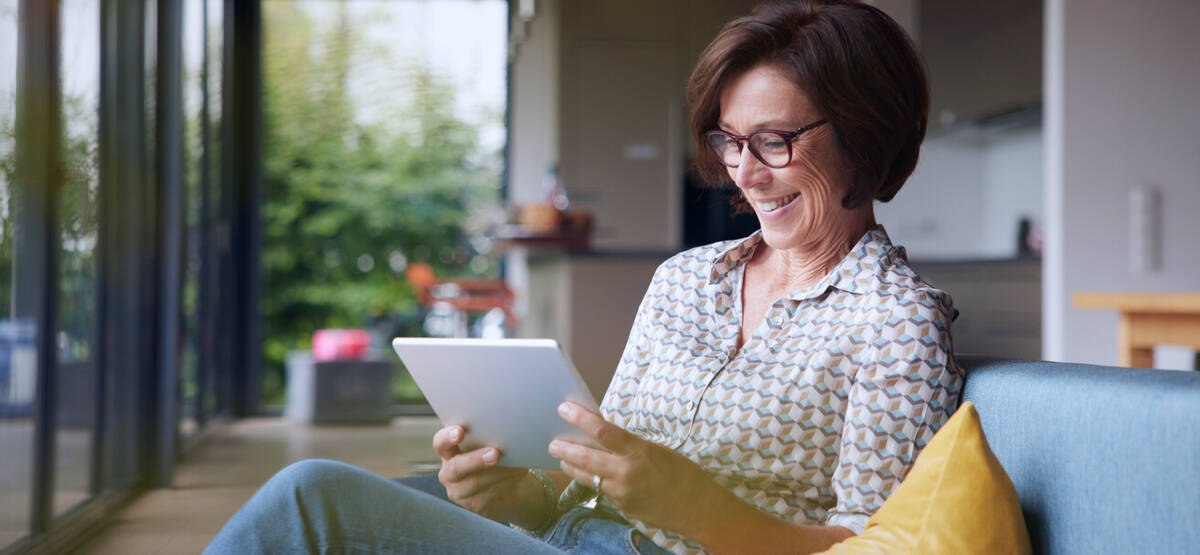 Bild zeigt eine Frau an einem Tablet
