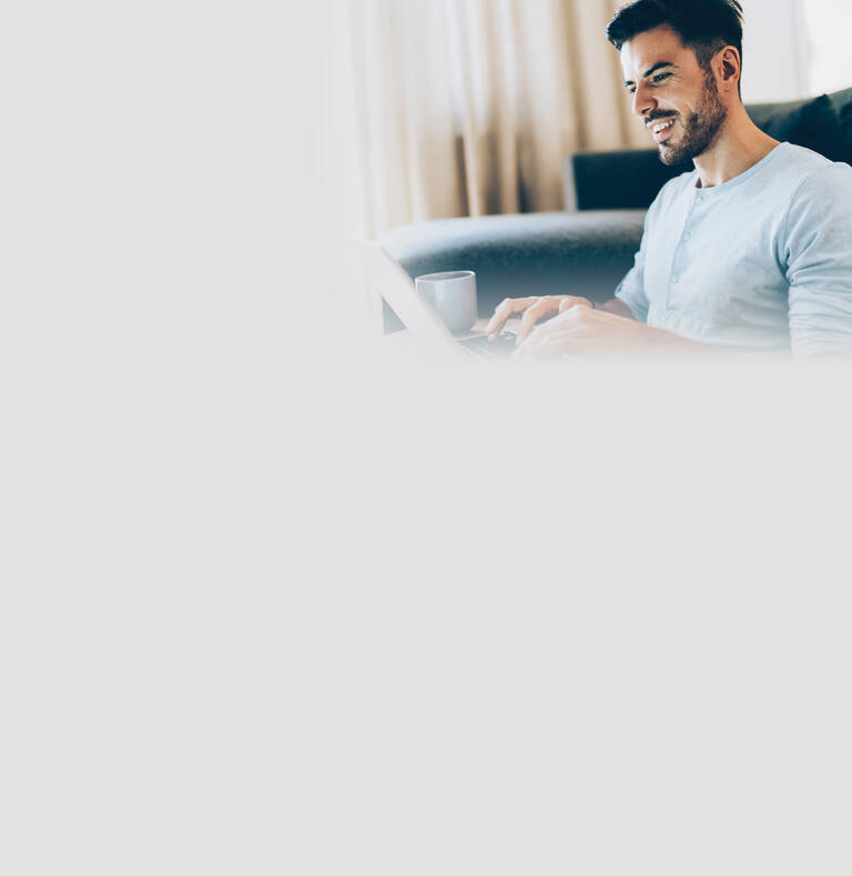Mann nutzt daheim den günstigen DSL-Anschluss von maxxim.