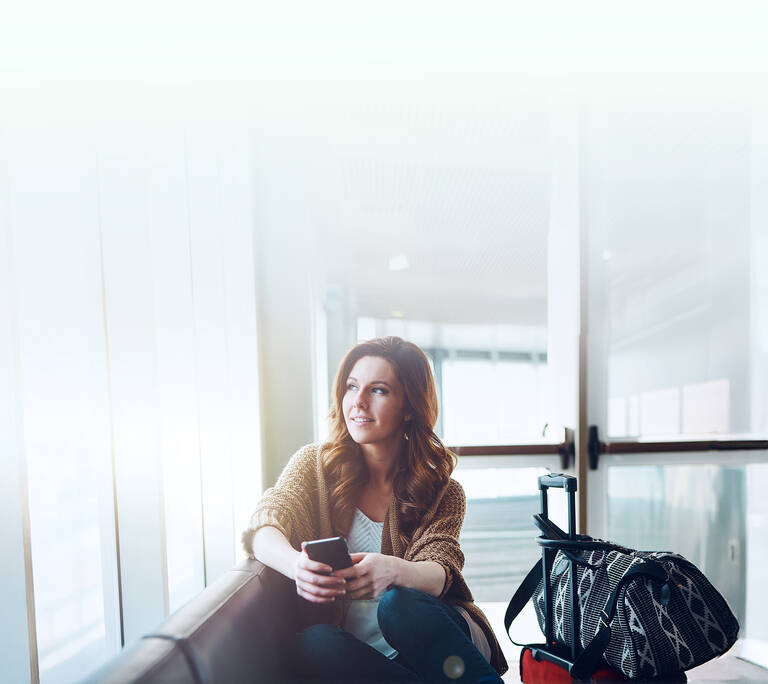 Frau auf Reisen nutzt Tarif mit eSIM.