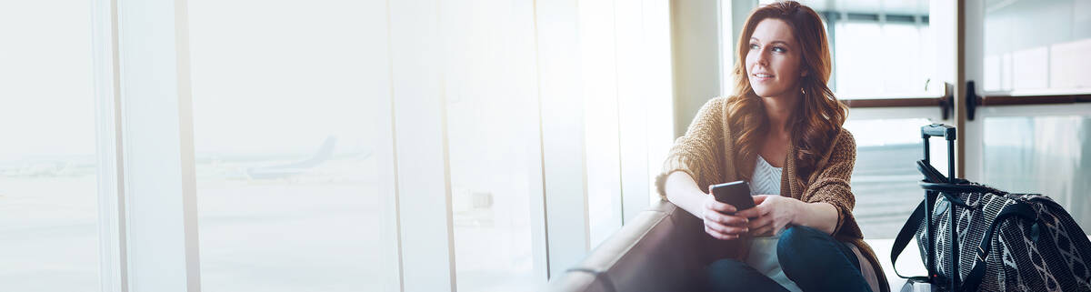 Frau auf Reisen nutzt Tarif mit eSIM.